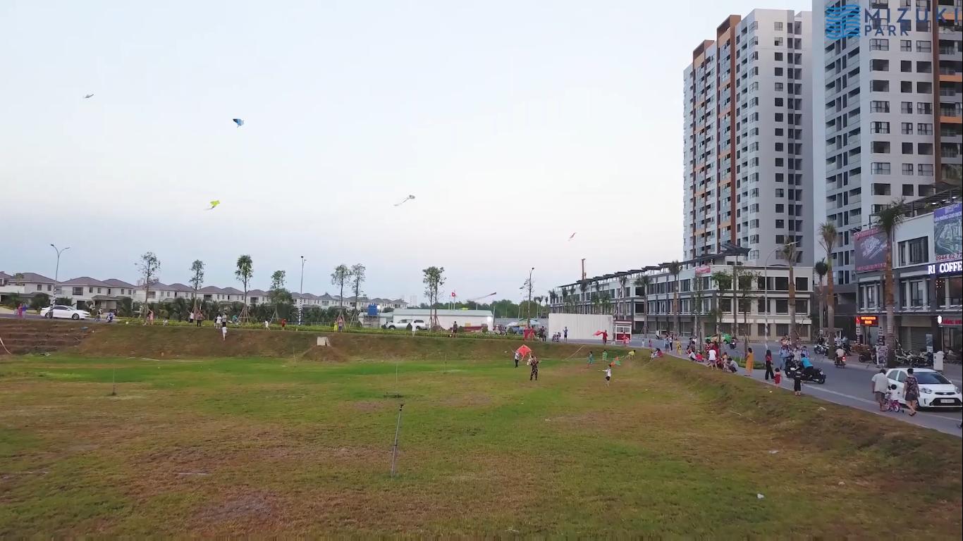 Buổi chiều tại cổng chính khu đô thị Mizuki Park tháng 03/2020