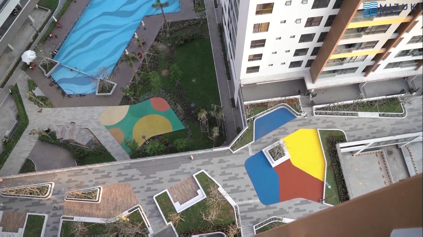 Khuôn viên tầng 3 và hồ bơi Flora Mizuki tháng 03/2020