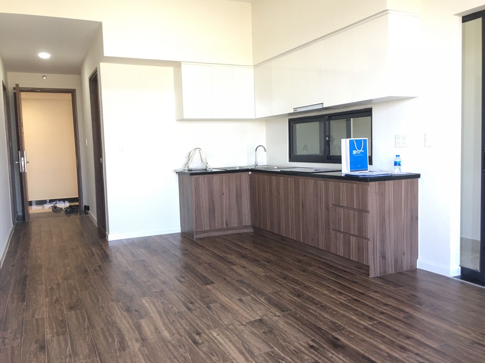 Khu vực bếp và cửa chính căn hộ Flora Mizuki tháng 03/2020